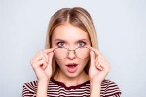 casino sans depots - femme etonee portant des lunettes
