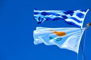 drapeaux flottant de Chypre et de la Grece - casinosansdepots.net