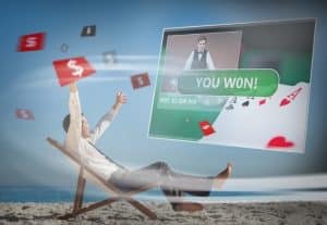 homme en costume assis sur chaise longue gagnant a un jeu dargent en ligne