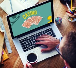 jeu en ligne - casinosansdepots.net - homme jouant au casino