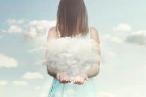 femme dans les nuages