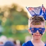 jeu australien-garcon avec 2 drapeaux australiens sur la tete-casinosansdepts.net