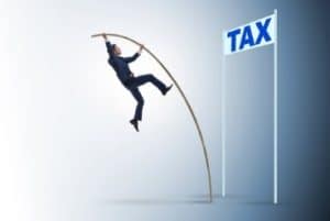 homme sautant la Tax a la perche