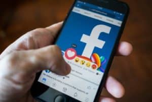 personne qui aime un article facebook