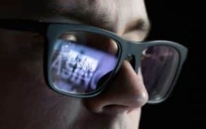 homme avec lunette