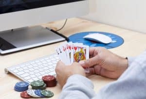 joueur avec cartes en main et piles de jetons