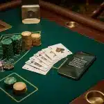 Table de casino avec jetons et smartphone affichant un bonus gratuit