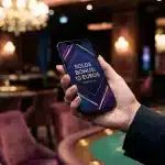 Main tenant un smartphone affichant un bonus de 10 euros sans dépôt dans un casino en ligne