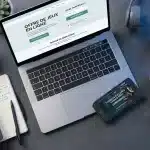 Espace de travail avec smartphone affichant une offre promotionnelle de casino en ligne