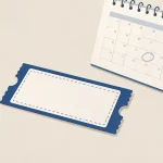 Coupon promotionnel vierge à côté d’un calendrier, symbole d’une offre à vérifier